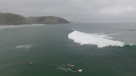 Luft-Action-Film,-Der-über-Surfer-Fliegt,-Die-In-Der-Coffee-Bay-In-Südafrika-Surfen