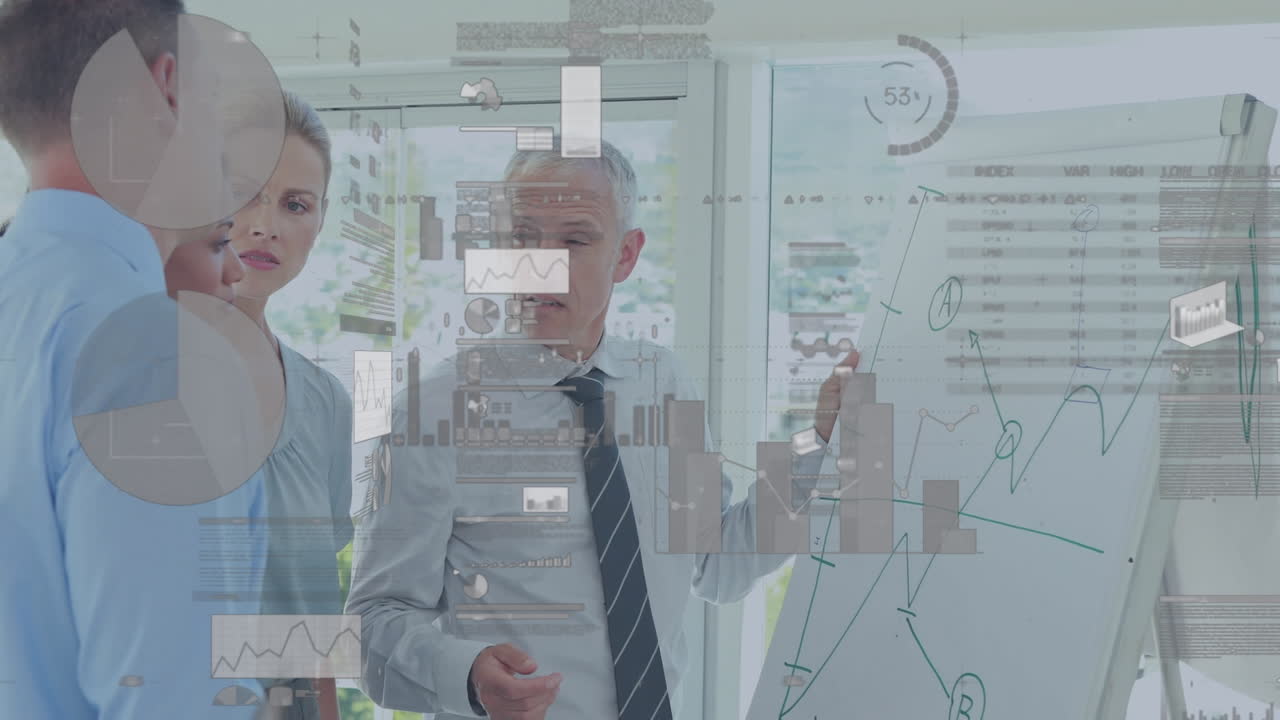 animación del procesamiento de datos financieros sobre diversas personas de negocios discutiendo