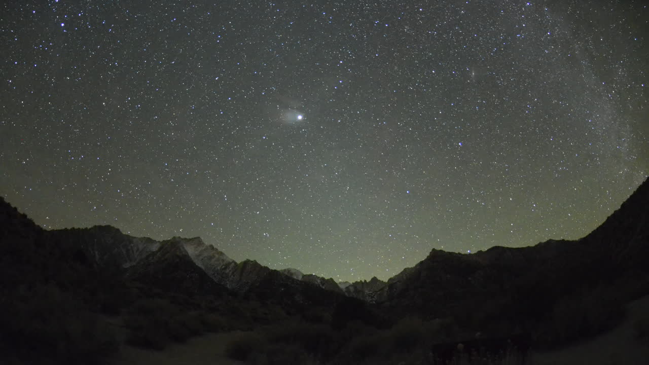외로운 소나무 캘리포니아 1 근처의 시에라 네바다 산맥에 있는 휘트니 산 위의 월출과 별의 시간 경과