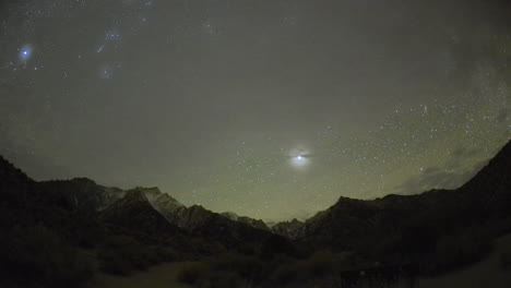 La-Salida-De-La-Luna-Y-El-Lapso-De-Tiempo-De-Las-Estrellas-Sobre-El-Monte-Whitney-En-Las-Montañas-De-Sierra-Nevada-Cerca-De-Lone-Pine-California-1