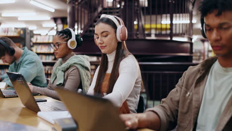 estudiantes que estudian en una biblioteca