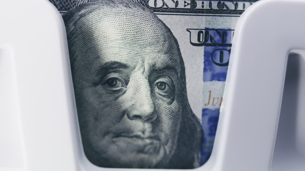 100달러 지폐 를 들고 있는 사람