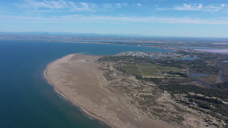 Strand-Von-Espiguette,-Große-Luftaufnahme,-Sonniger-Tag,-Frankreich,-La-Grande-Motte,-Camargue