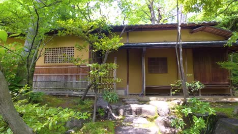 casa de jardín tradicional japonesa en el museo nezu