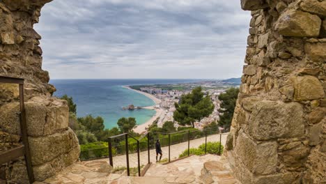 Timelapse-Del-Castillo-De-Sant-Joan-En-Blanes-Costa-Brava-De-Gerona-Panorámica-De-Abajo-Hacia-Arriba