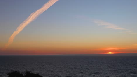 Timelaps-De-Puesta-De-Sol-Con-El-Océano-Y-Las-Nubes-Del-Avión