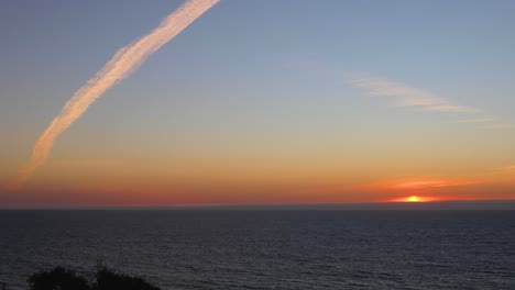 timelaps de puesta de sol con el océano y las nubes del avión
