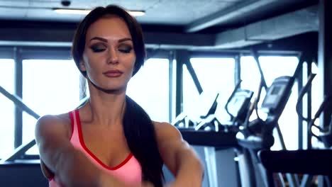 la chica deportiva está haciendo ejercicios con pesas pesadas