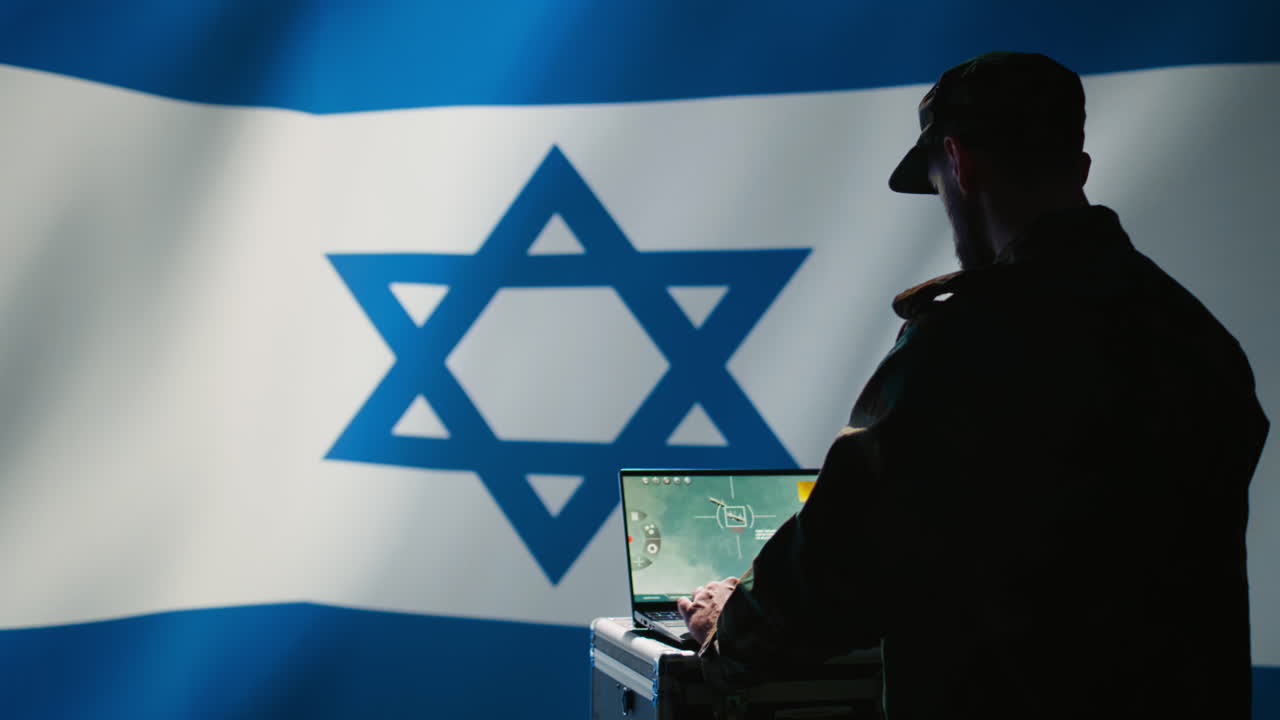 L'operatore dell'esercito israeliano usa un software sul portatile per comunicare informazioni