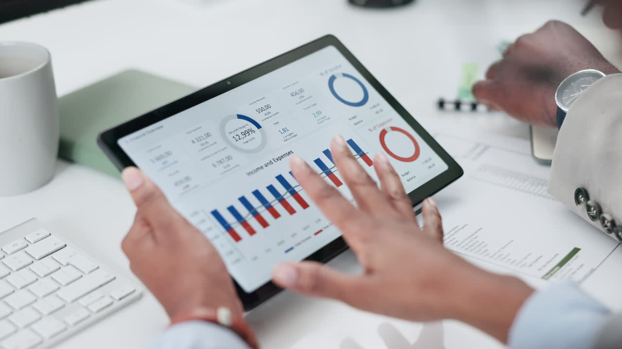 reunión, pantalla y manos con una tableta estadísticas