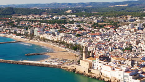 drone captura la encantadora ciudad de los viejos marineros en un clima soleado con un hermoso fondo de la costa del mar azul