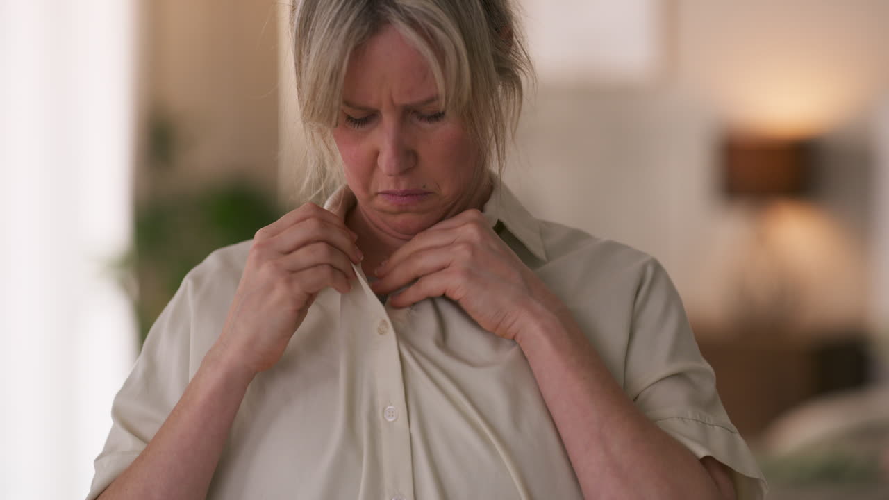 여자 buttoning 셔츠