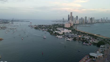 Drone-Panorámico-Aéreo-Sobre-La-Playa-De-Bocagrande-Ciudad-Costera-Cartagena-Colombia-Mar-Horizonte-A-La-Luz-Del-Día,-Destino-De-Viaje