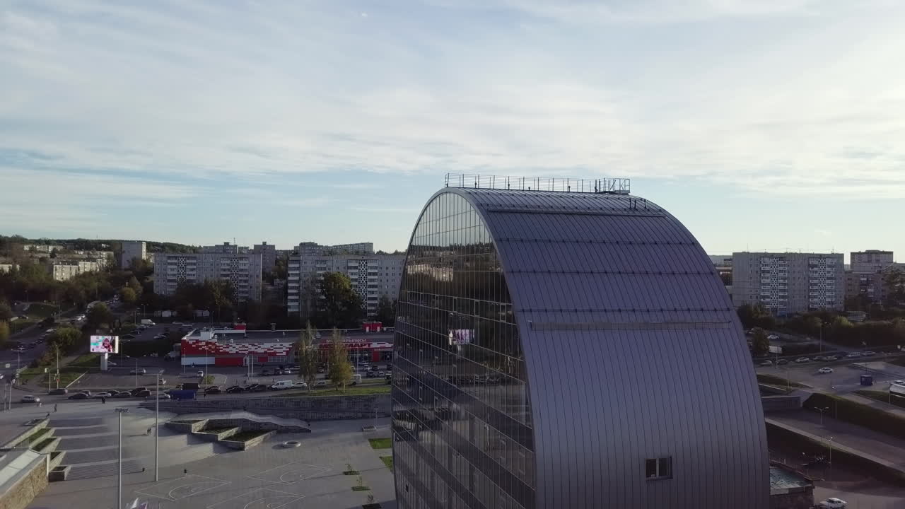 edificio curvo moderno en un entorno urbano