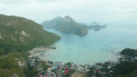 Ws-Vista-Aérea-De-La-Ciudad-Costera,-Acantilados,-Puerto-Con-Barcos-Y-Mar,-El-Nido,-Palawan,-Filipinas