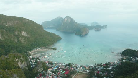 ws vista aérea de la ciudad costera, acantilados, puerto con barcos y mar, el nido, palawan, filipinas