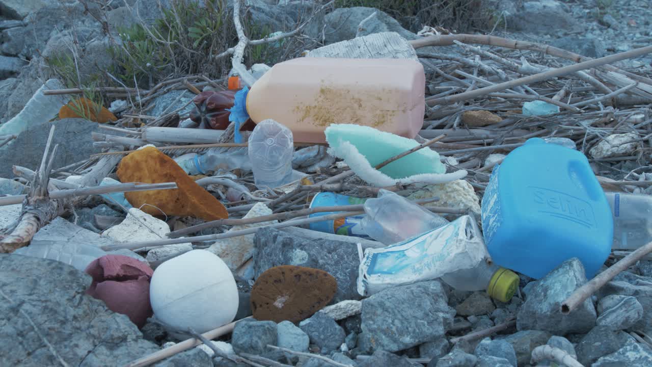 residuos de basura plástica arrastrados a la costa de la isla