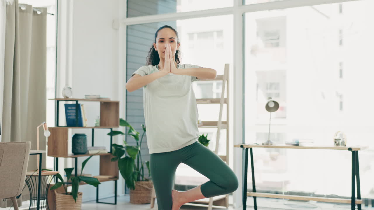 Yoga, mulher e postura da árvore em casa para bem-estar