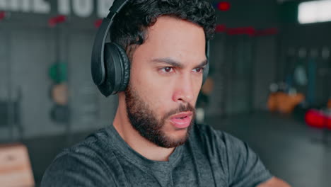 auriculares, kettlebell y entrenamiento del hombre en el gimnasio