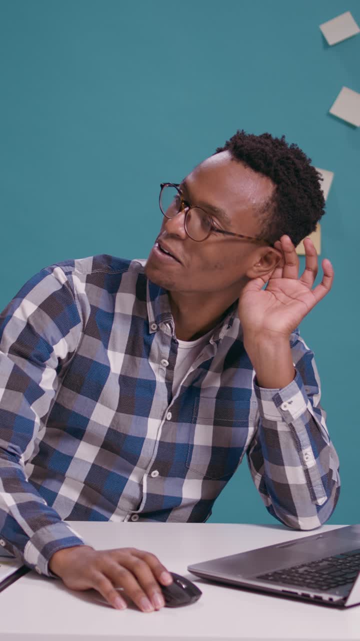 hombre trabajando en un escritorio