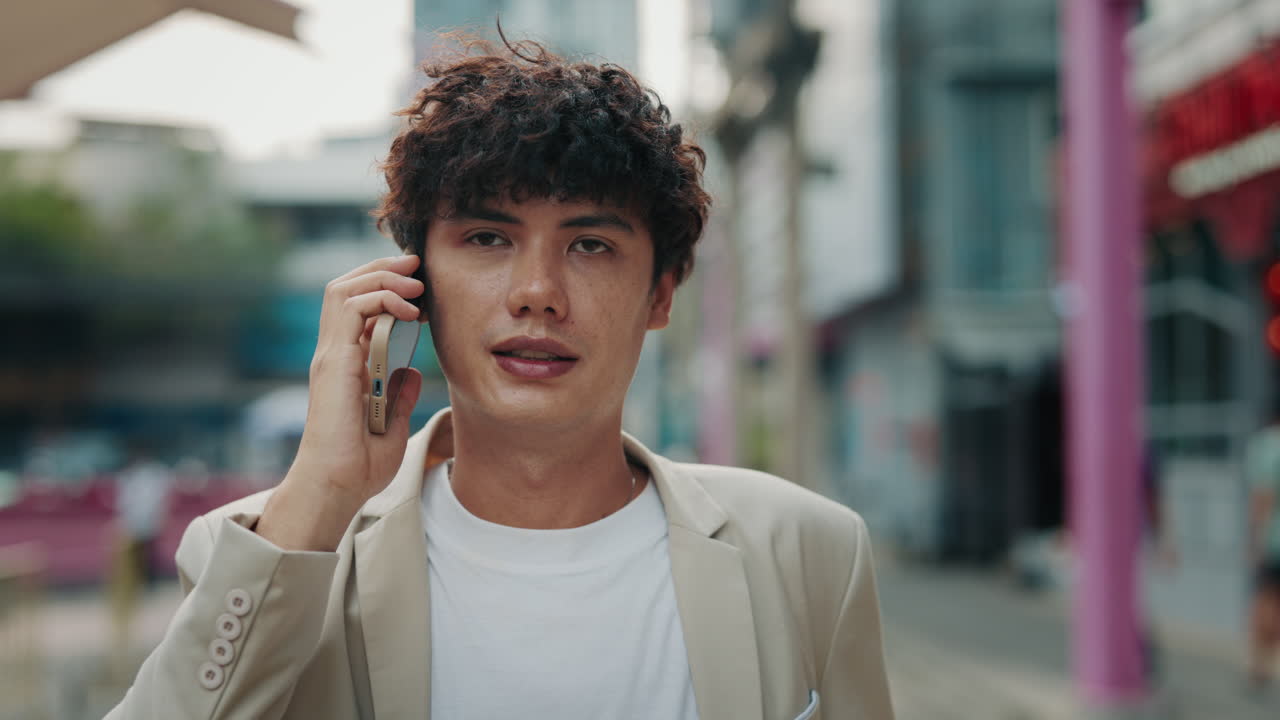 도시에서 전화로 얘기하는 남자