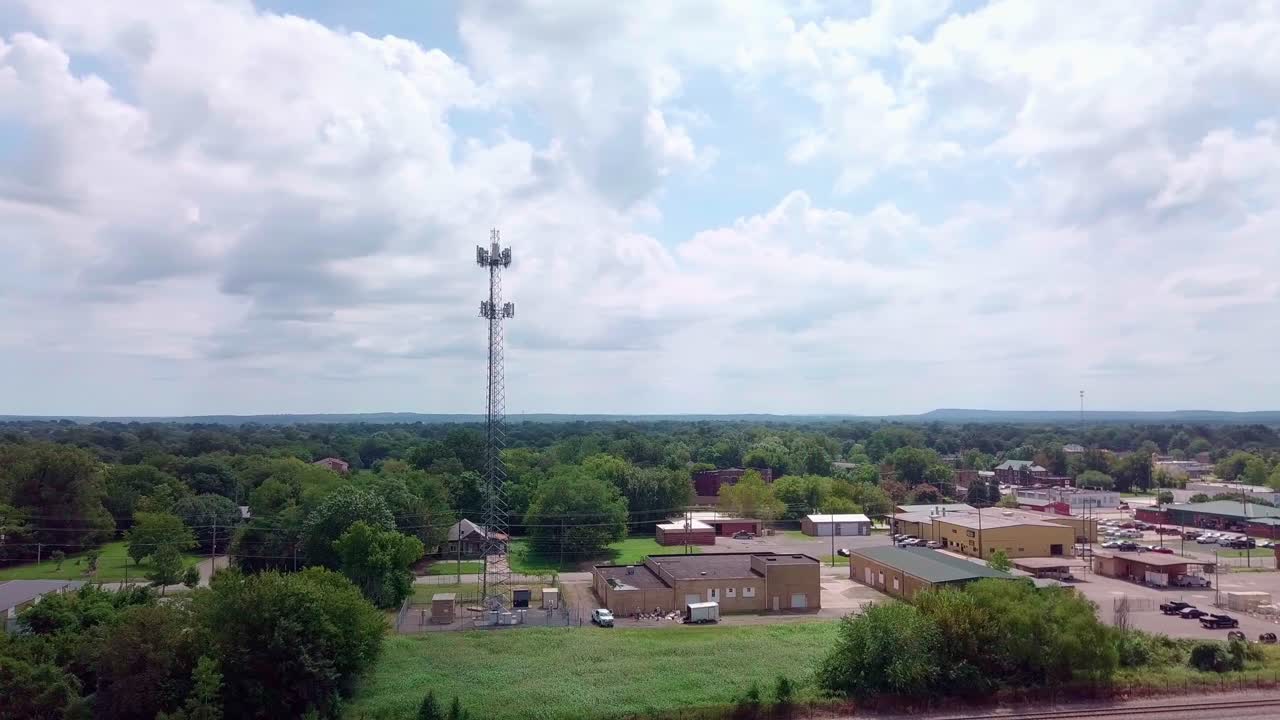 torre de telefonía celular con actualizaciones de tecnología 5g necesarias video de stock por material de archivo aéreo drone 5