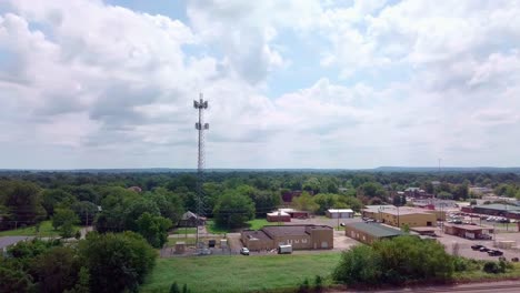 Torre-De-Telefonía-Celular-Con-Actualizaciones-De-Tecnología-5g-Necesarias-Video-De-Stock-Por-Material-De-Archivo-Aéreo-Drone-5