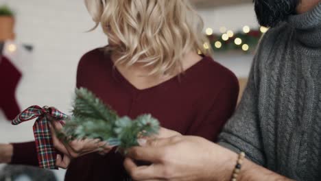 una pareja feliz preparando decoraciones para navidad.