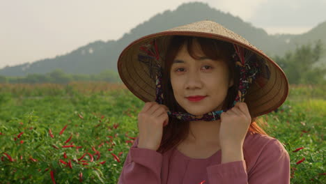 플랜테이션에서 일하는 전통적인 농장  모자를 입은 아시아 여성 초상화