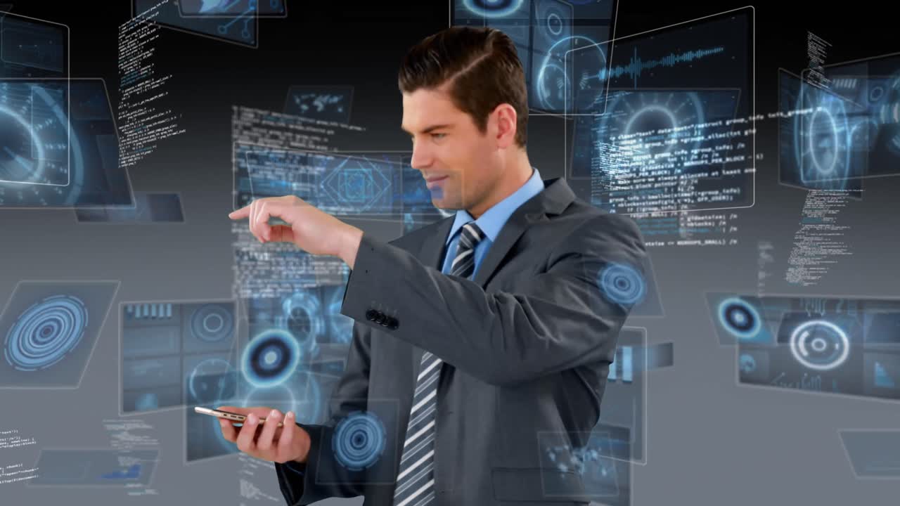 animación de la interfaz digital con procesamiento de datos en pantallas sobre el hombre de negocios que utiliza la tableta