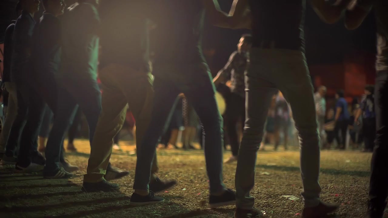 Gruppo di persone che eseguono una danza popolare tradizionale di notte