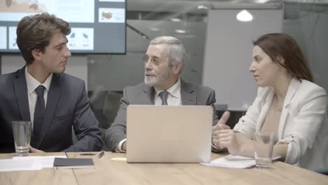 equipo de negocios confiado y experimentado que trabaja en la oficina