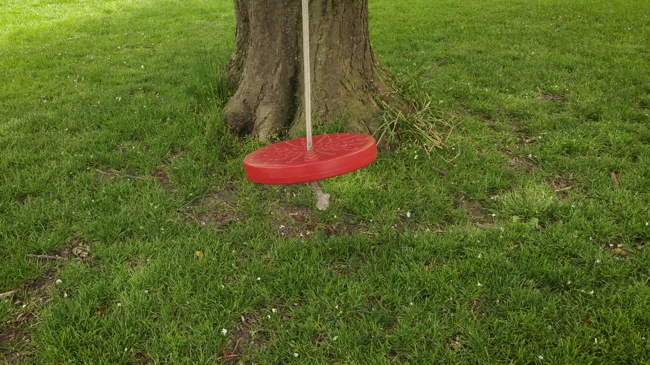 미풍에 부드럽게 흔들리는 황량한 나무 그네