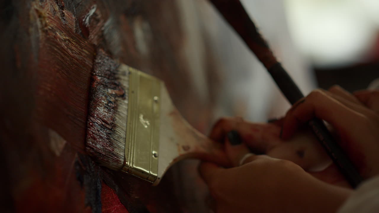 pintora desconocida liderando la mano del niño en el lienzo. concepto de educación artística.