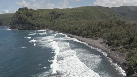 Meeresklippenantenne-Zum-Pololu-Tal,-Meeresbrandungswellen-Brechen-Am-Strand