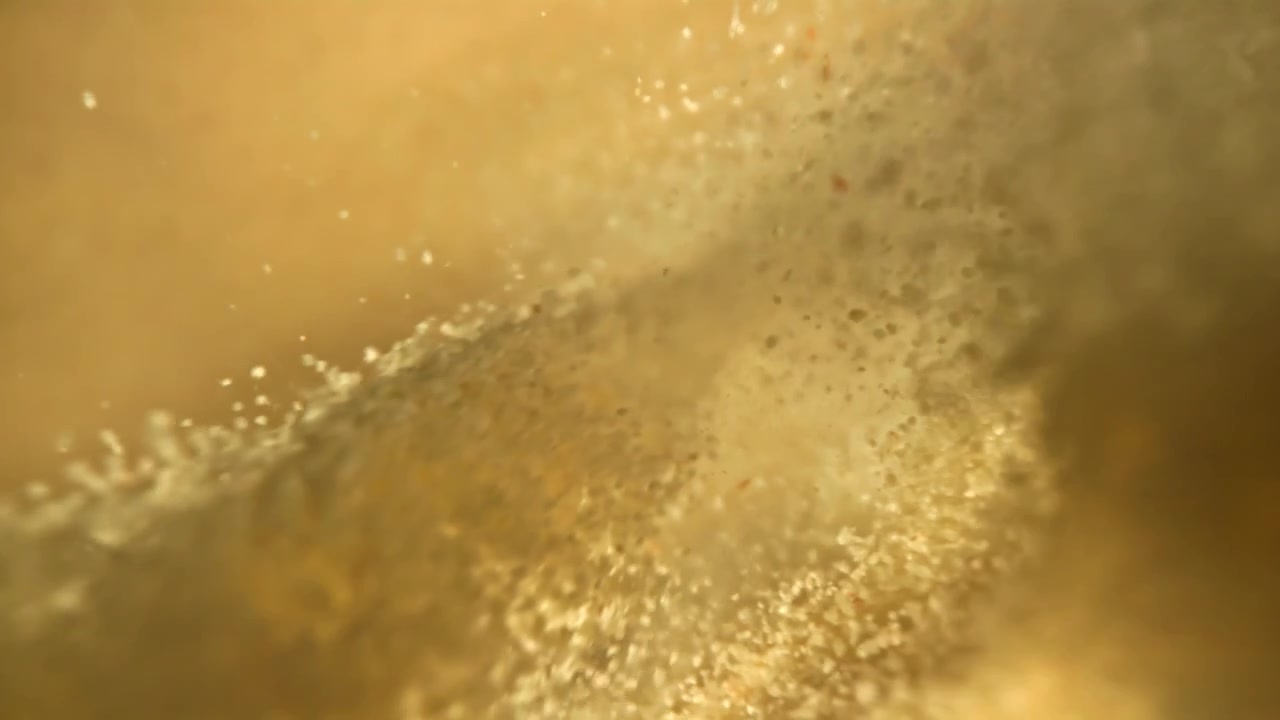 Partículas doradas abstractas remolineando y cayendo en líquido