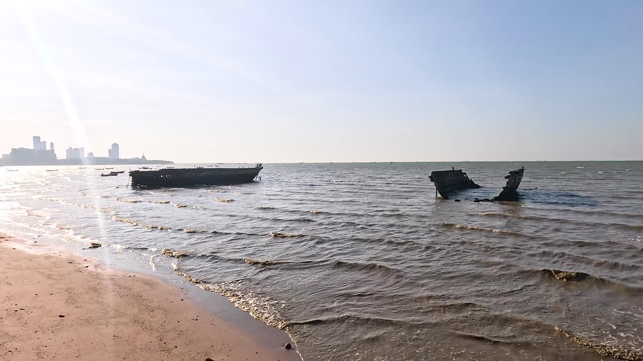 파도가 파손된 선박에 부히고