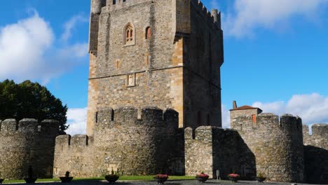 Vista-Media-Panorámica-Lenta-Hasta-La-Torre-Del-Castillo-Medieval-En-El-Centro-Histórico-De-Braganza-Portugal