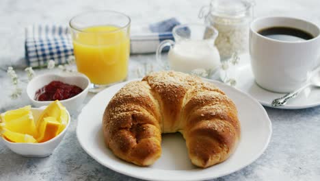 Leckeres-Croissant-Mit-Saft