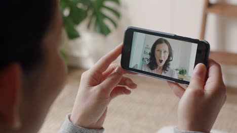 mujer joven teniendo video chat usando teléfono inteligente en casa hablando con su madre disfrutando de la conversación compartiendo estilo de vida en el teléfono móvil