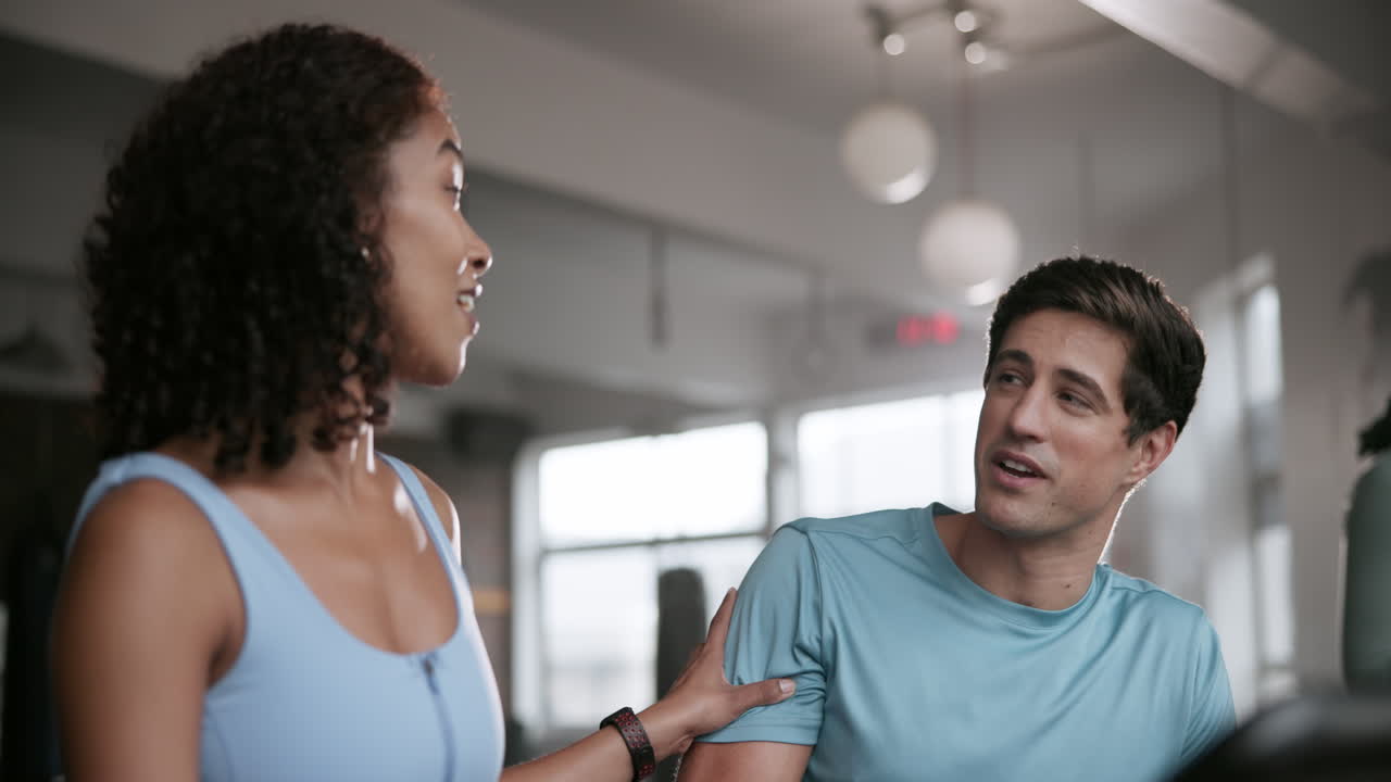 pareja haciendo ejercicio en el gimnasio