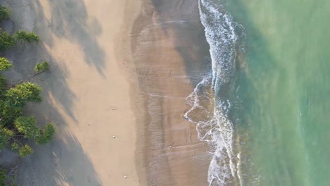 Wellen-Toben-Ruhig-An-Einem-Sandstrand-Mit-Langen-Schatten-Von-Den-Bäumen-An-Einem-Heißen-Sommertag-Auf-Der-Insel-Saint-Martin-In-Bangladesch