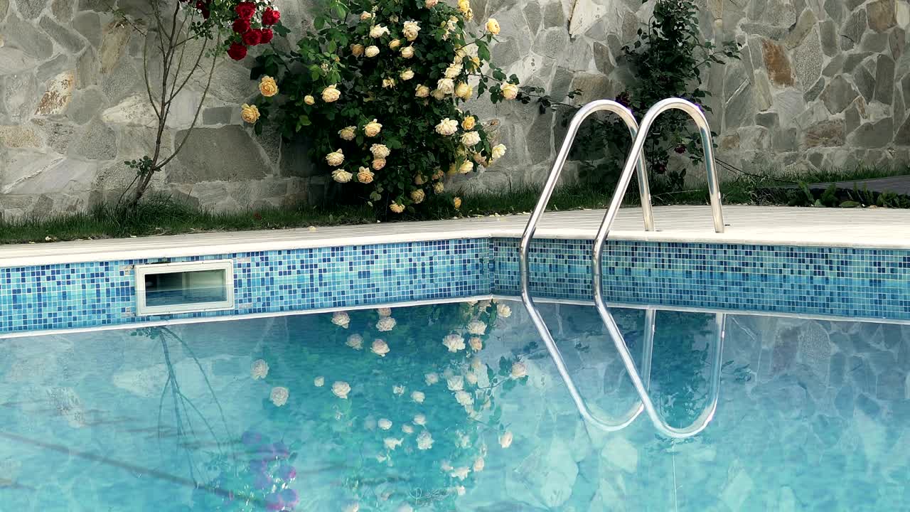 Luksus swimmingpool og blå vandrefleksion, baggrundsloop, filmisk
