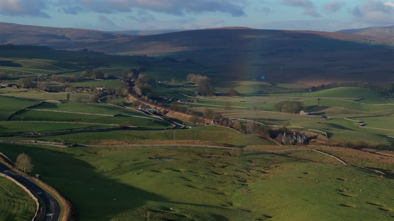 Ripresa panoramica con drone del paesaggio delle Yorkshire Dales con arcobaleno, Regno Unito