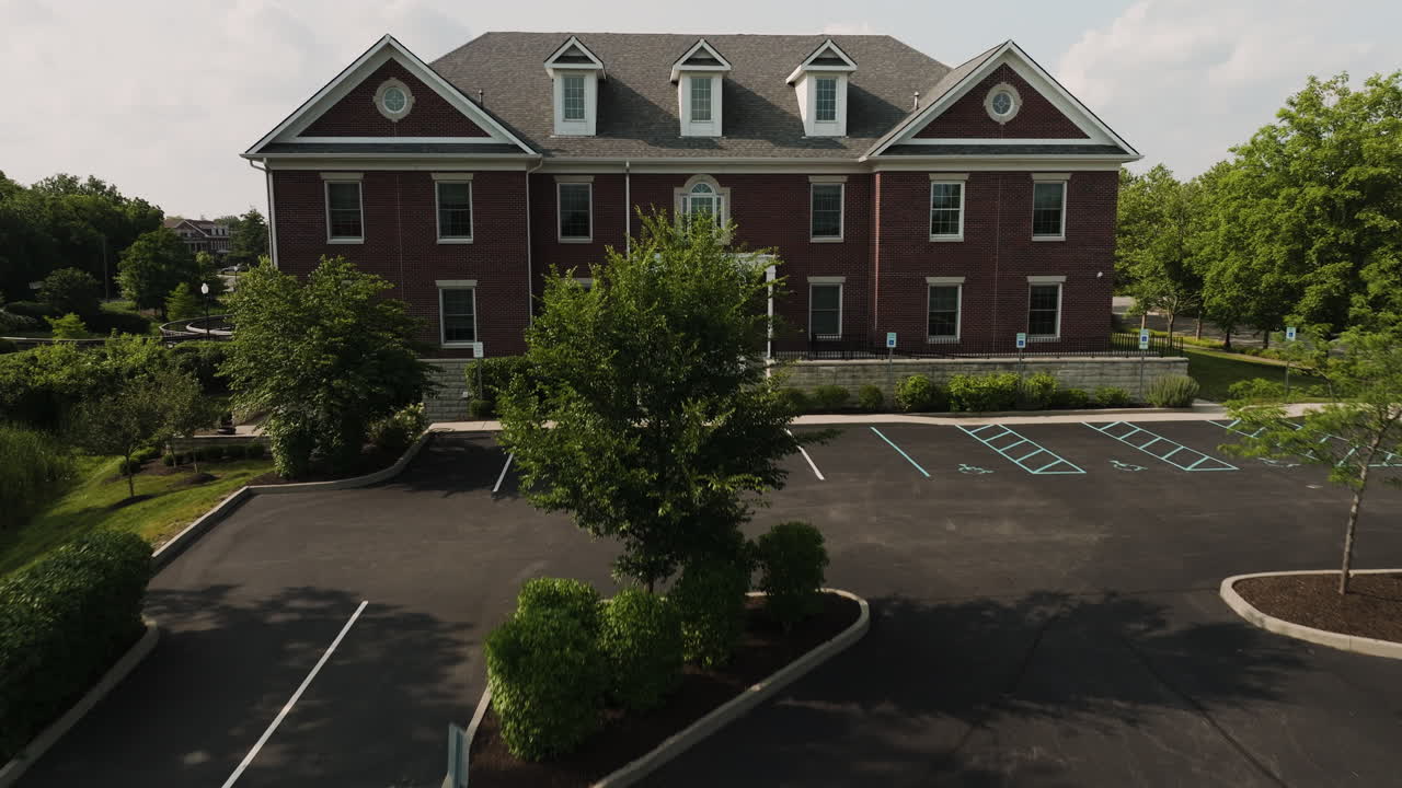 aerial de lawrence en kansas, suburbios distrito residencial, hacia adelante, día