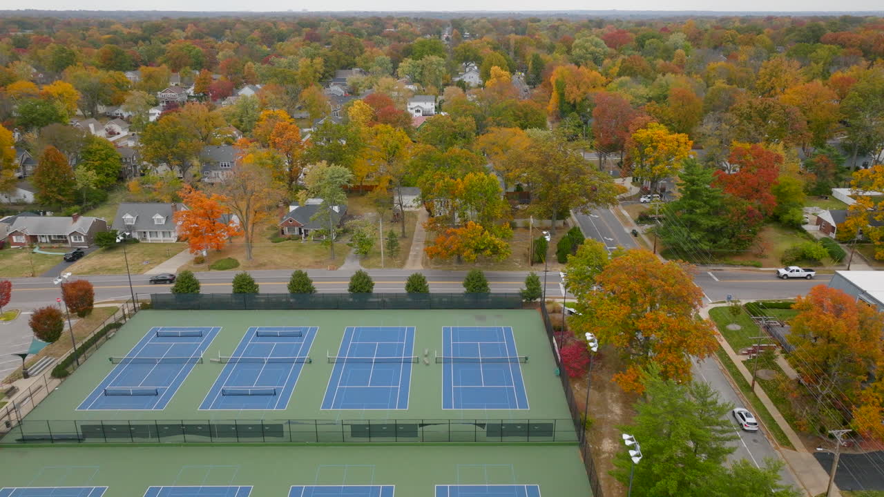 화창한 날 공원의 테니스 코트를 넘어 가을에 커크우드 동네로 들어갑니다.