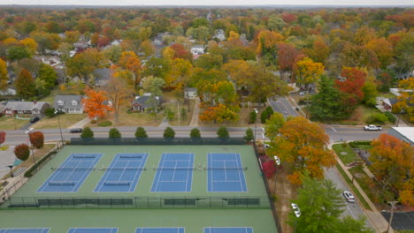 Empuje-Las-Canchas-De-Tenis-En-Un-Parque-Y-En-El-Barrio-De-Kirkwood-En-El-Otoño-En-Color-Pico-En-Un-Día-Bonito