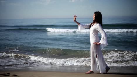 Mujer-en-playa-bailando-35