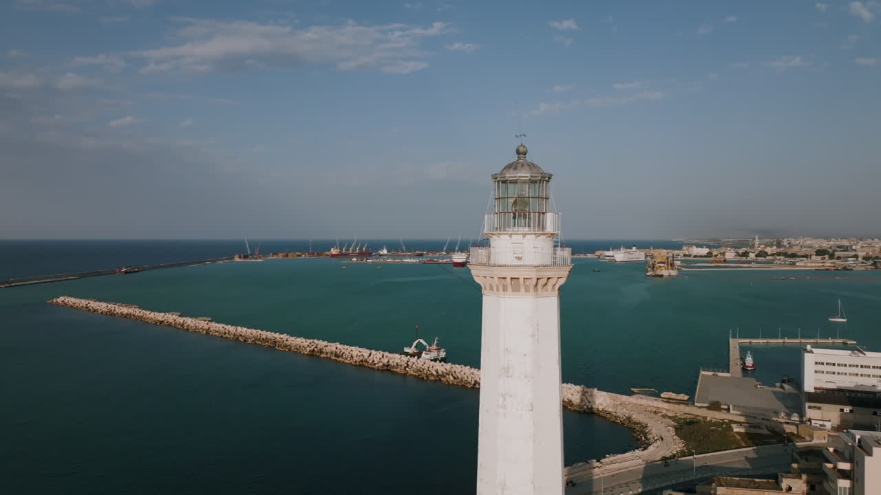 imágenes aéreas que giran alrededor de un faro frente a la costa de bari, italia en el mar adriático