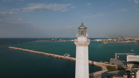 Imágenes-Aéreas-Que-Giran-Alrededor-De-Un-Faro-Frente-A-La-Costa-De-Bari,-Italia-En-El-Mar-Adriático